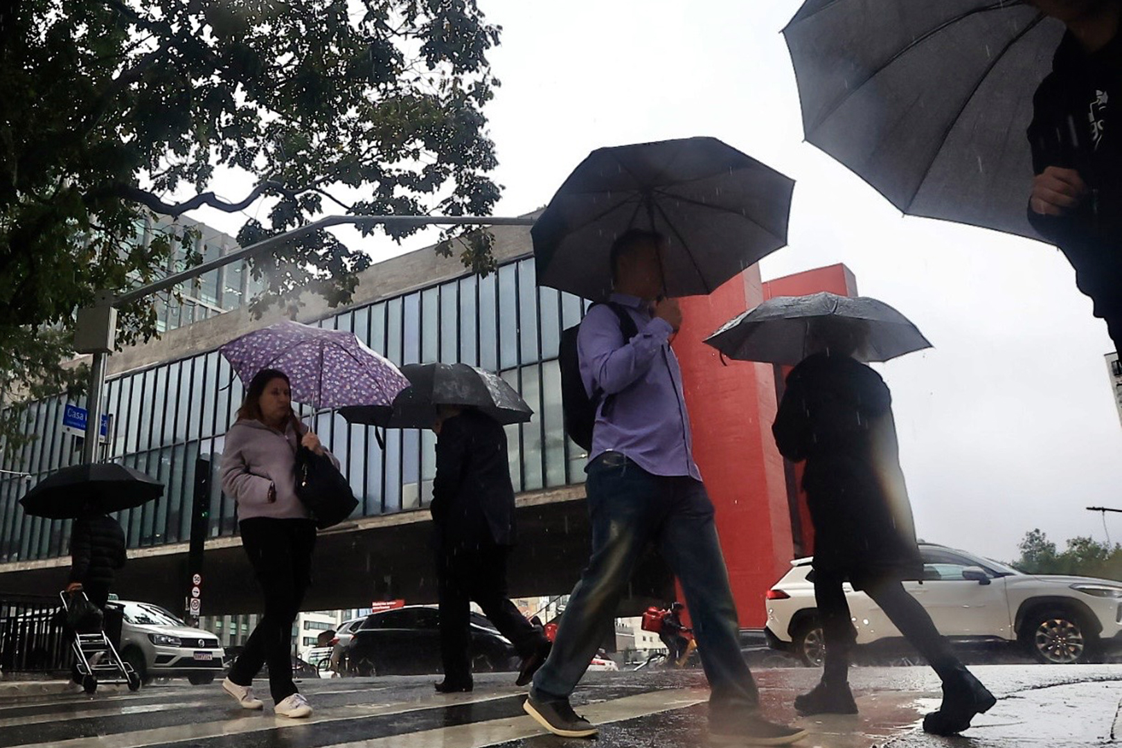 Ciclone extratropical traz chuva forte e massa de ar frio ao Brasil