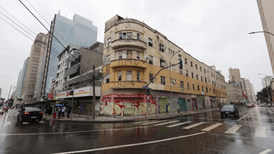 Edifício abandonado no centro de Curitiba será revitalizado para abrigar moradias sociais