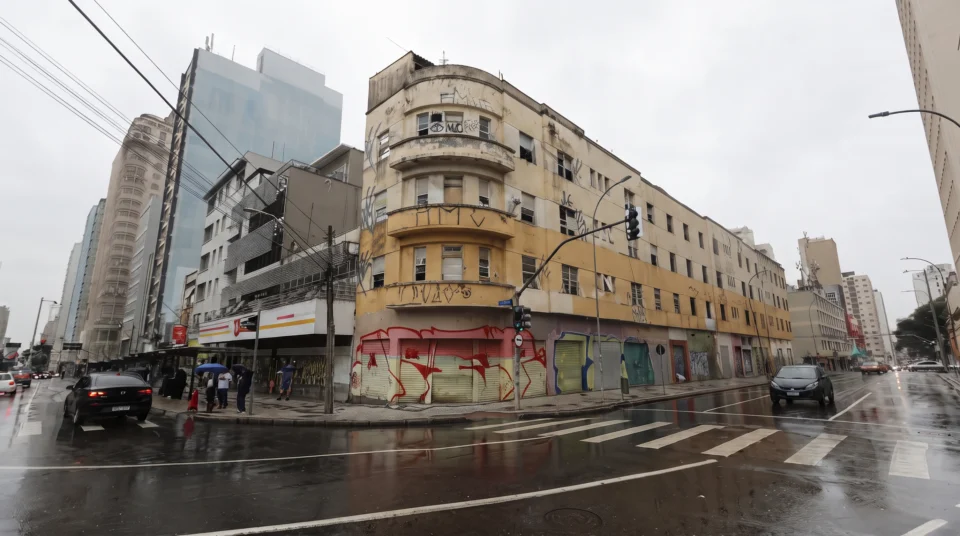 Edifício próximo à Praça Tiradentes será reformado para receber apartamentos de aluguel social em Curitiba.