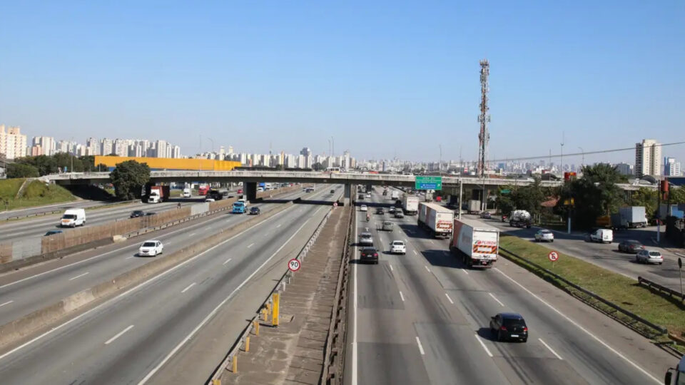 Governo lança plano para ampliar internet em rodovias; ministro nega impacto no pedágio