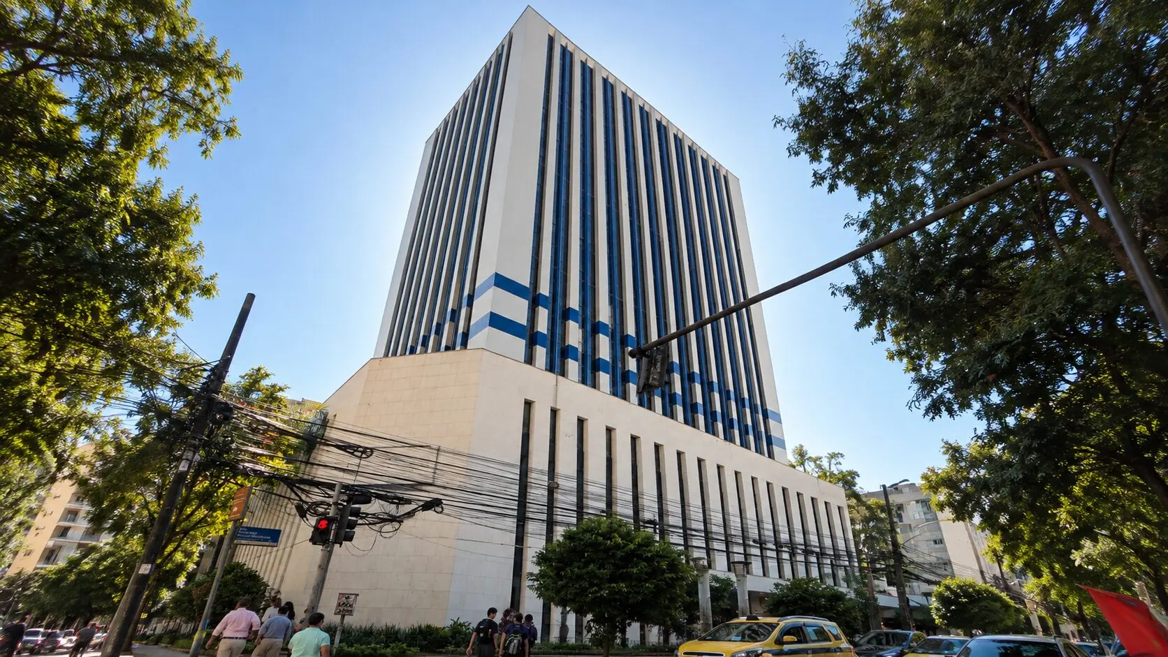 Edifício Waldir Pires, sede da Dataprev em Botafogo, no Rio de Janeiro, será levado a leilão público em 30 de outubro de 2026, com lance inicial de R$ 138,78 milhões. O certame será conduzido pelo leiloeiro oficial Helcio Kronberg.