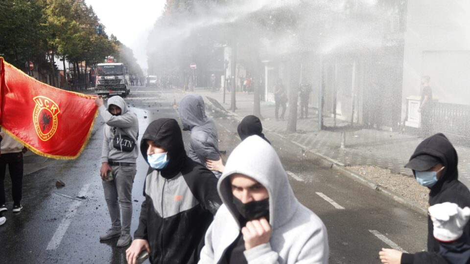 Onda de protestos estudantis chega a novos países e provoca confrontos na Europa e na América do Sul