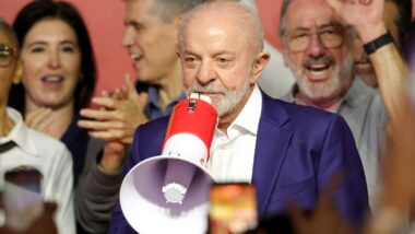 A 10 dias da eleição, Lula anuncia PEC para garantir passe livre nos finais de semana