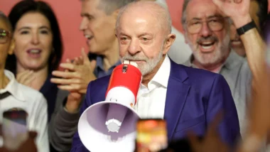 A 10 dias da eleição, Lula anuncia PEC para garantir passe livre nos finais de semana