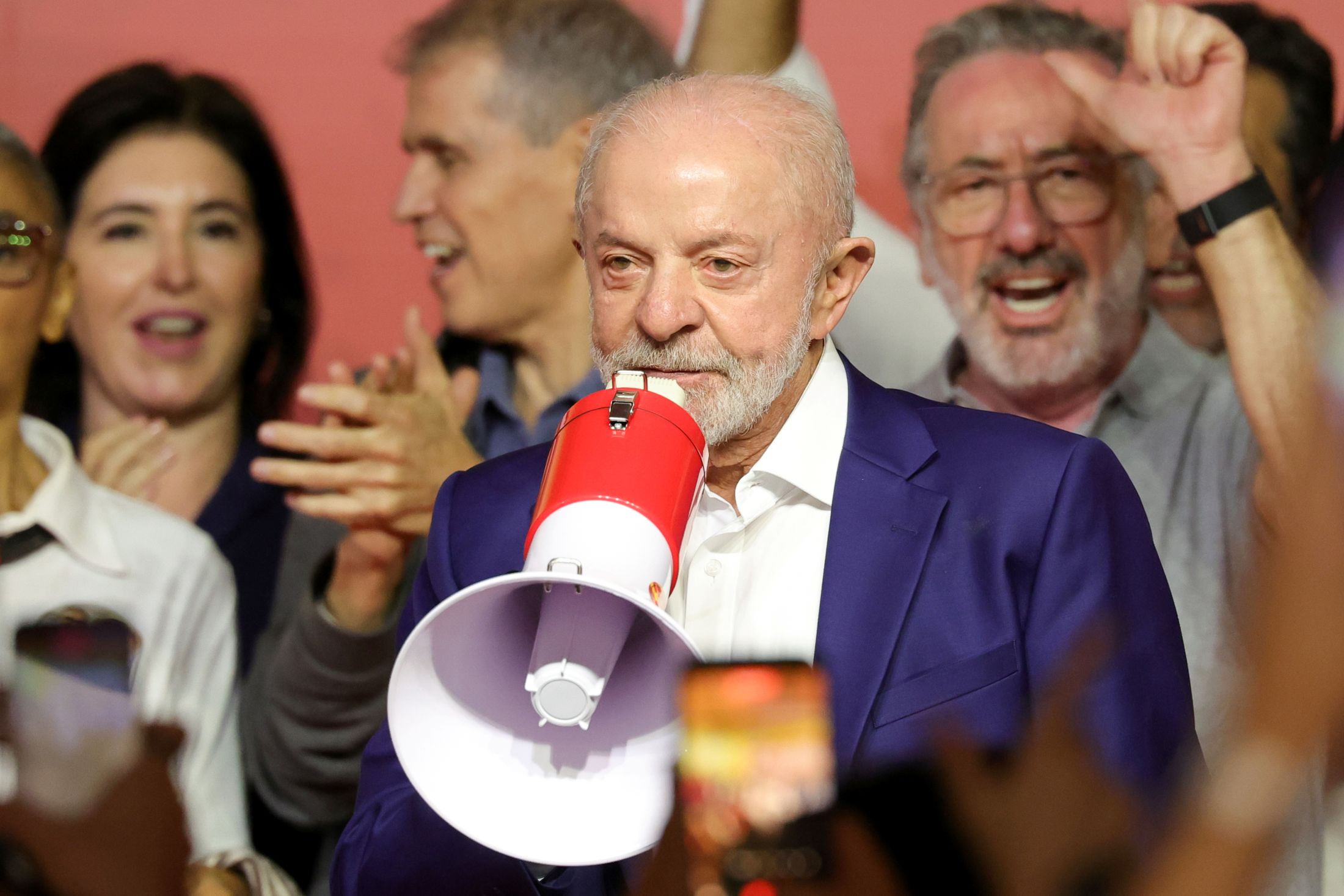 Após aprovação do fim da escala 6x1, Lula quer emplcar PEC do passe livre nos finais de semana.