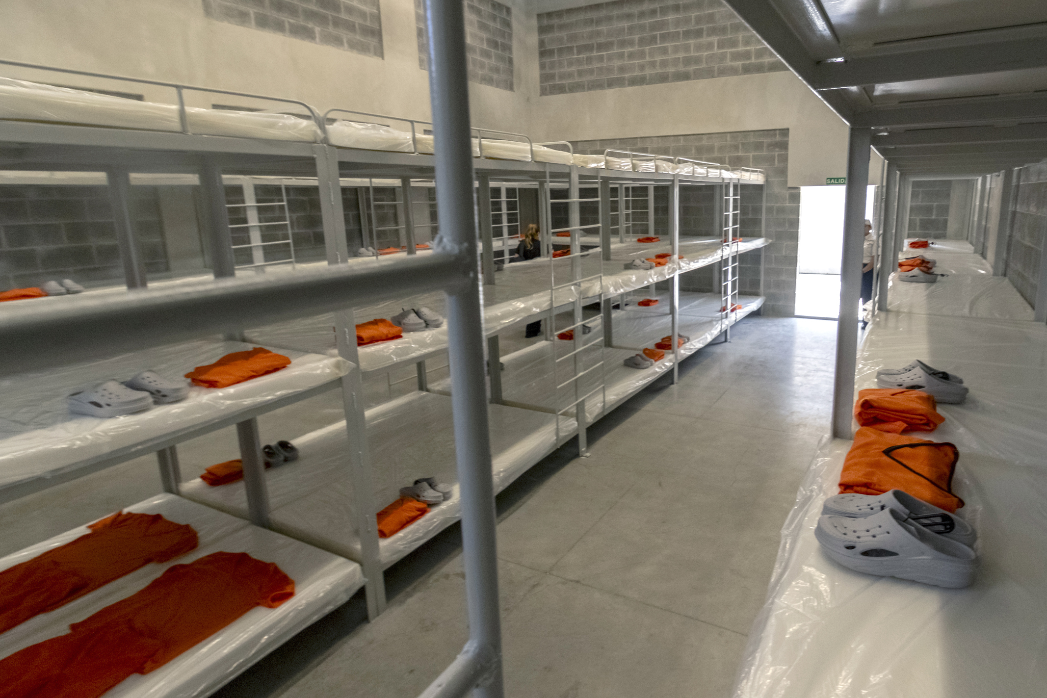 Costa Rica adota modelo de Bukele e inaugura megaprisão para criminosos perigosos