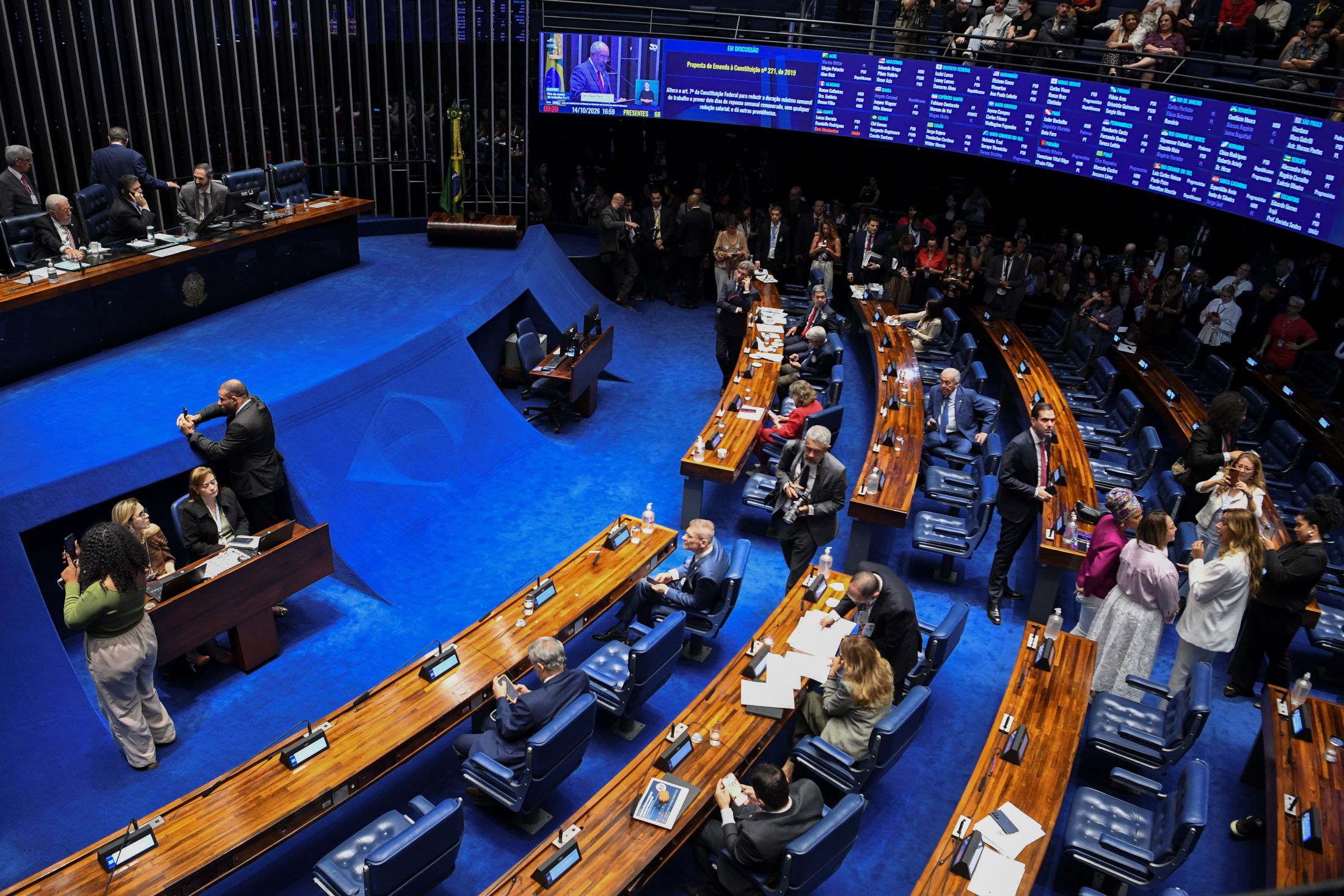 Senado aprova com urgência perdão de dívidas do MEI e aumento do teto