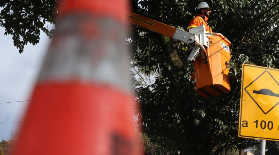 Ação do MPPR prevê indenizações e medidas para reduzir interrupções de energia em Reserva, nos Campos Gerais.