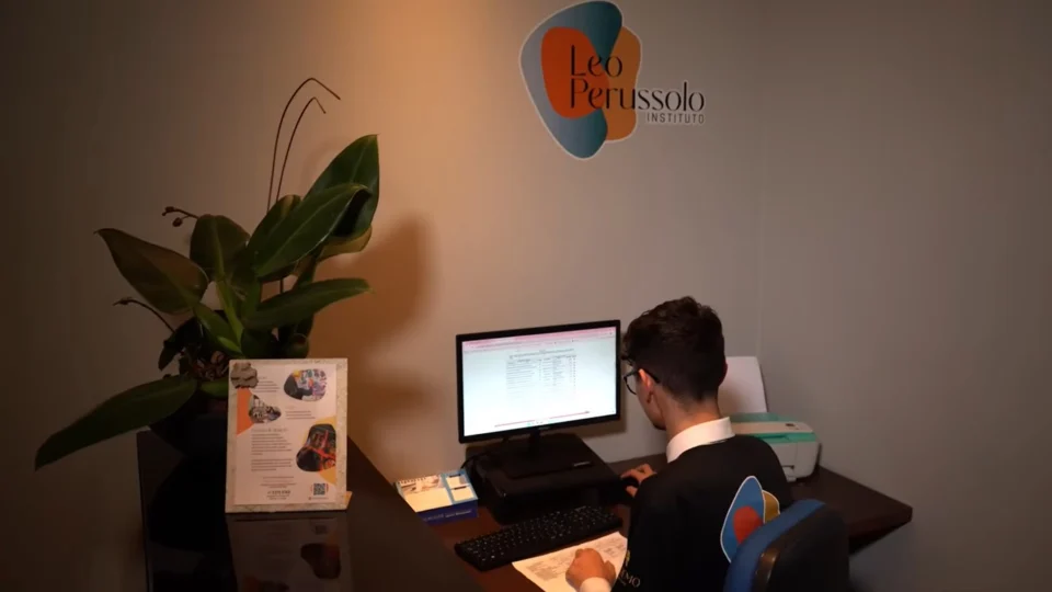 Homem do Instituto Leo Perusoolo, sentada em frente ao computador