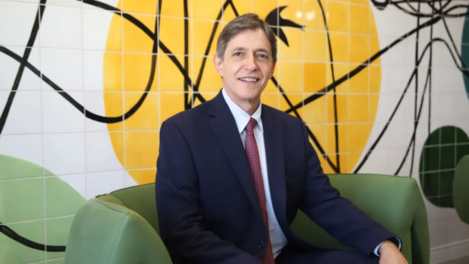 Antonio Carlos Valezi, diretor Administrativo e Financeiro da Unimed Paraná, destaca a importância da escuta para compreender a realidade de cada paciente e construir um atendimento mais humano.