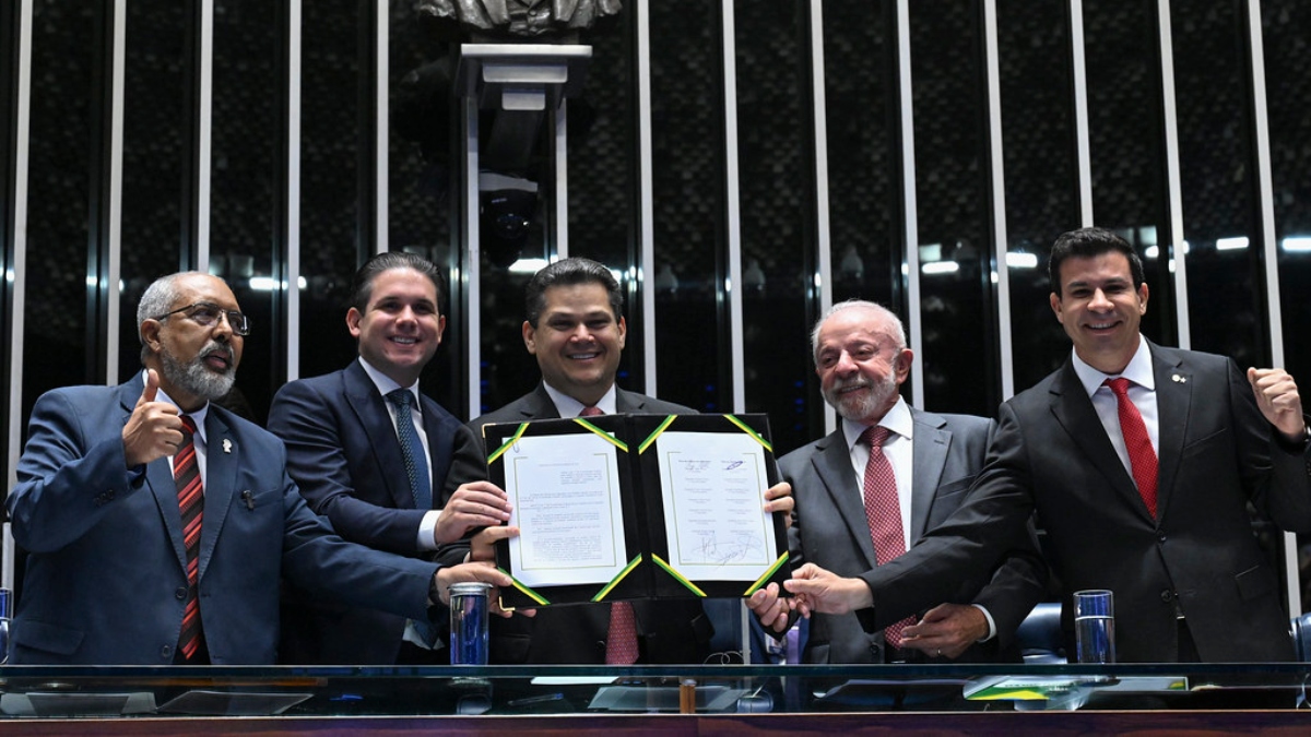 Proposta aprovada por ampla maioria pelo Senado reduz jornada de trabalho e é usada como bandeira de campanha de Lula.
