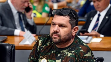 Denúncia cita falas e eventos com suposto teor antidemocrático e cita encontro com Bolsonaro.