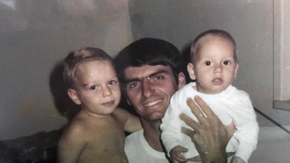 A família Bolsonaro ganhou projeção nacional, com parte dos filhos seguindo os passos do pai na política. Na imagem, Jair com Flávio e Eduardo.