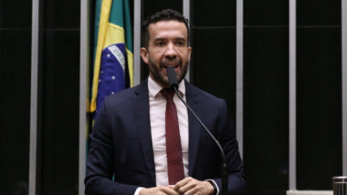 Deputado quer postagens simultâneas com cores da bandeira e símbolo de "L" para atrair repercussão.