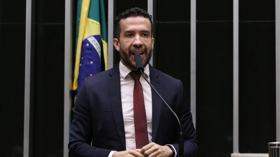 Deputado quer postagens simultâneas com cores da bandeira e símbolo de "L" para atrair repercussão.
