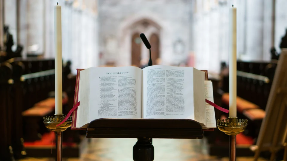 Especialistas alertam sobre violações à liberdade religiosa após monitoramento de quase 7,5 mil cultos e missas do país pela Universidade Federal do Rio de Janeiro (UFRJ), em parceria com a More in Common.