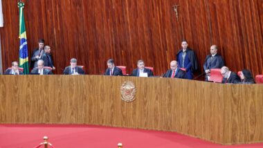 TSE confirma decisão que mandou Meta garantir igualdade entre Flávio e Lula