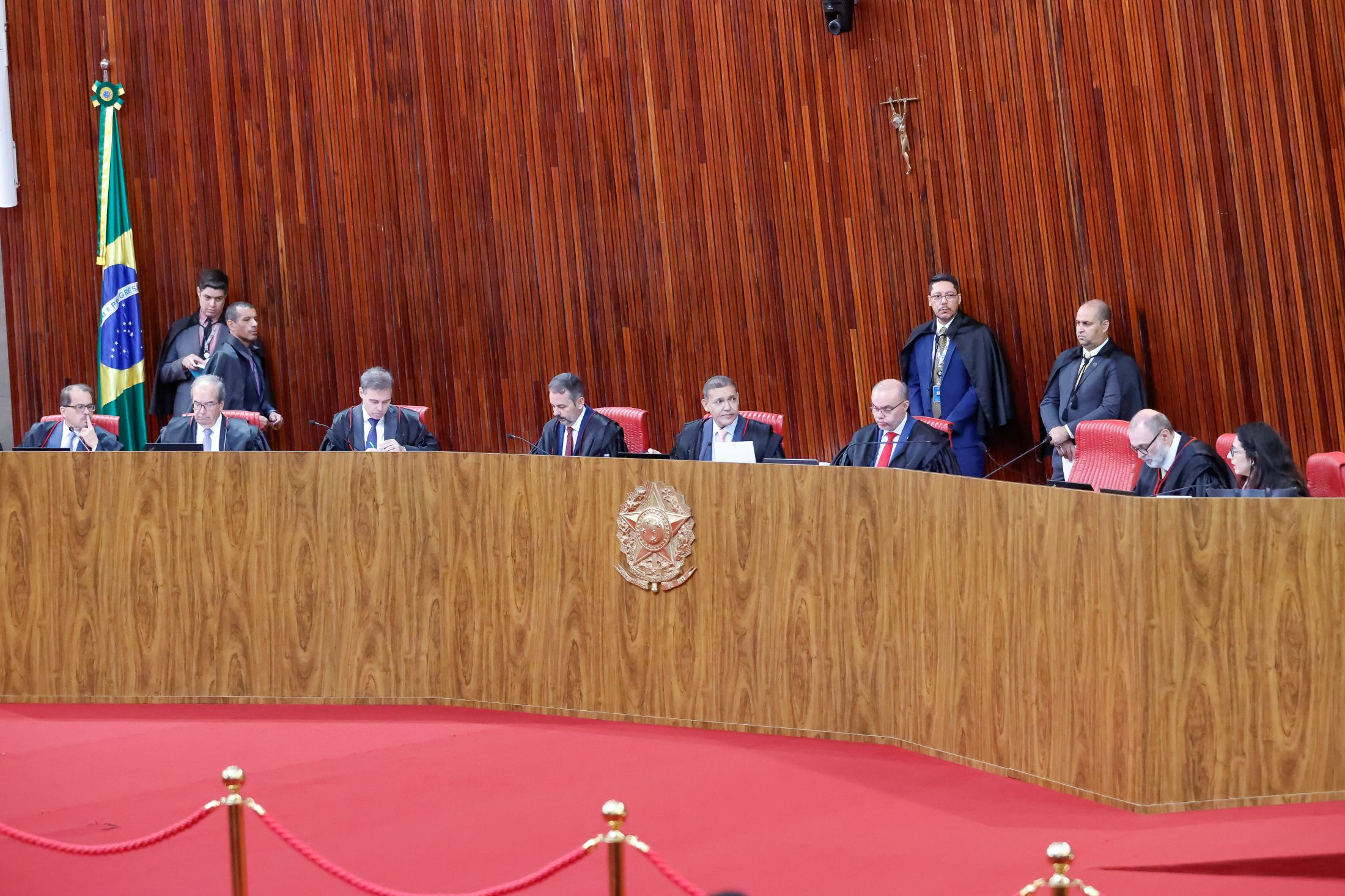 TSE confirma decisão que mandou Meta garantir igualdade entre Flávio e Lula nas redes
