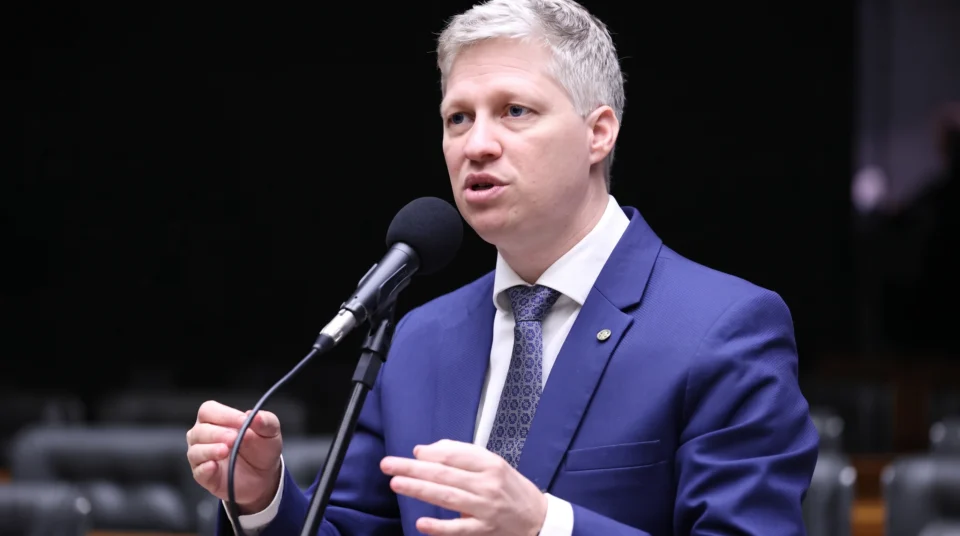 Van Hattem promete priorizar impeachment de ministros do STF no Senado.