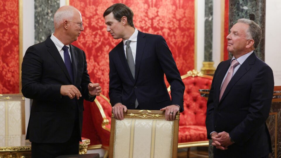 Assessor de Putin compartilha imagem de EUA e Rússia enfrentando a Europa “juntos”