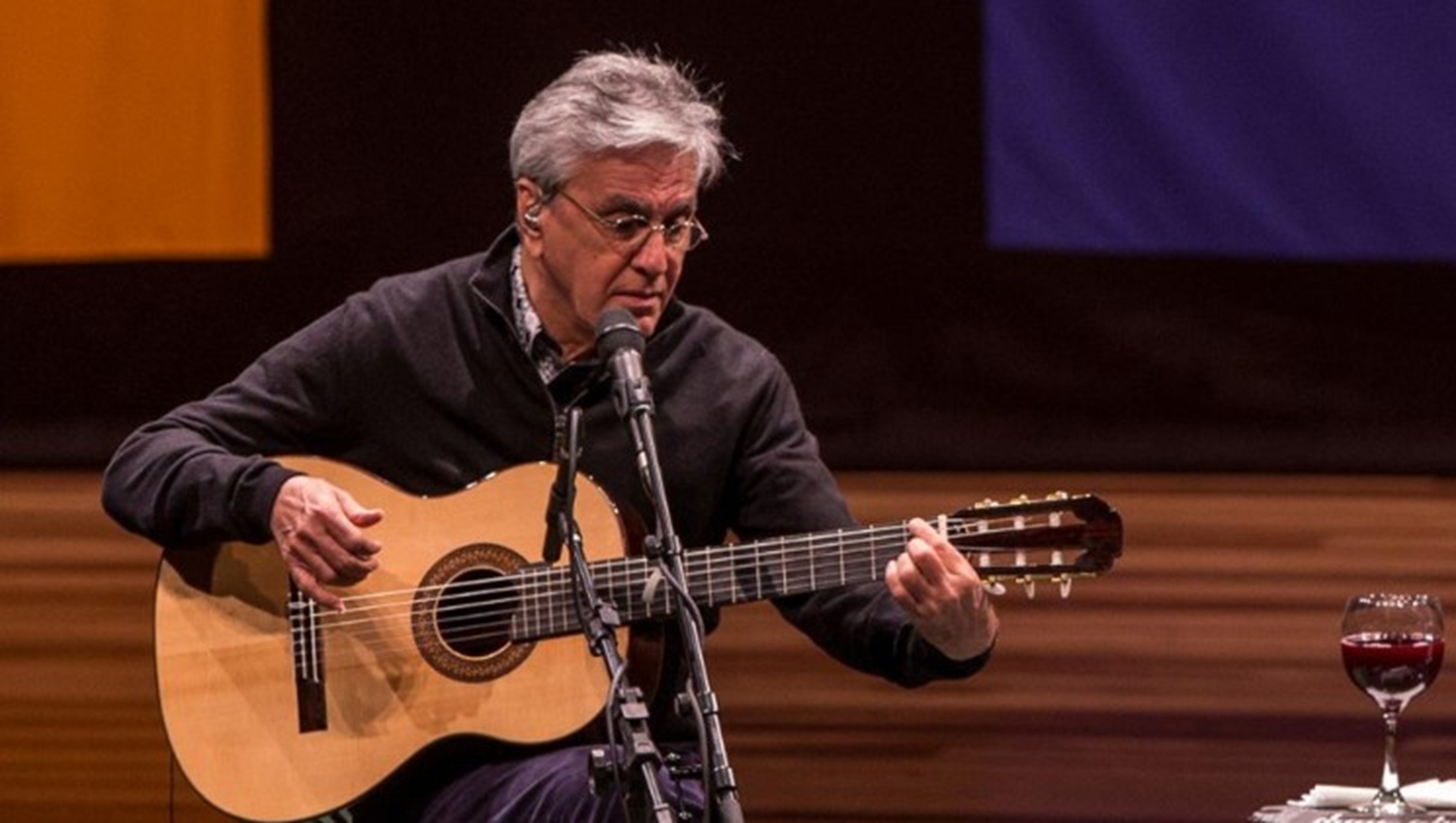 Uma das manifestações deste domingo foi convocada pelo cantor Caetano Veloso, com participação de outros artistas em Copacabana, no Rio de Janeiro.
