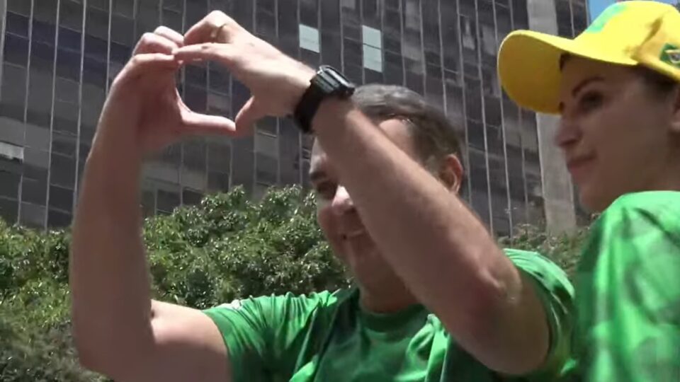 A uma semana do segundo turno, Flávio reúne apoiadores na Paulista e provoca Lula para o debate