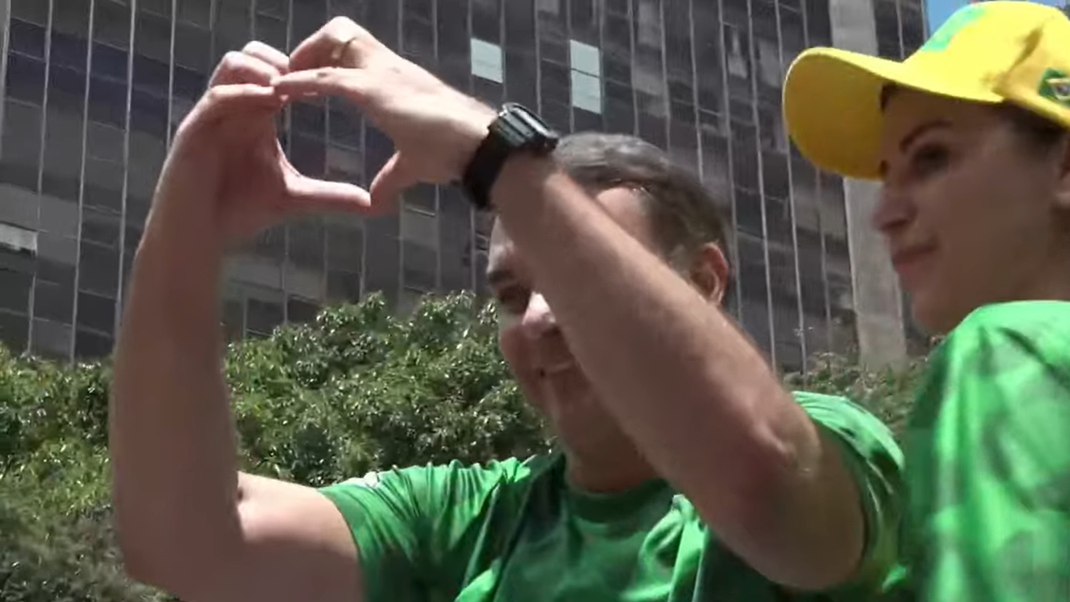 A uma semana do segundo turno, Flávio reúne apoiadores na Paulista em clima de bloco de carnaval