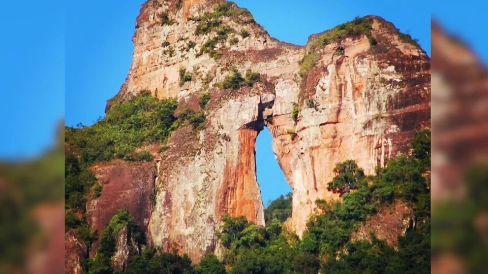 Formação rochosa que dá nome ao Parque Estadual da Serra Furada, em Santa Catarina