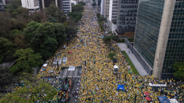 Imagens aéreas mostraram a multidão que aderiu ao ato em apoio a Flávio Bolsonaro (PL) neste domingo (18), na Avenida Paulista.