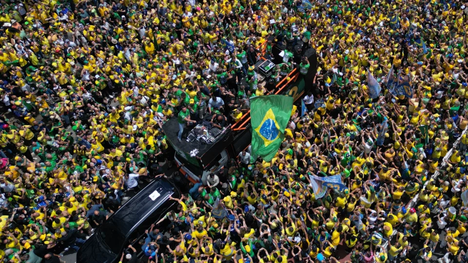 O trio elétrico se deslocou pelo meio da multidão durante o ato. 