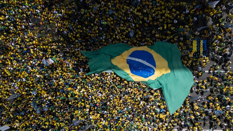 Apoiadores de Flávio Bolsonaro (PL) seguram bandeira durante a manifestação na Avenida Paulista, em São Paulo.