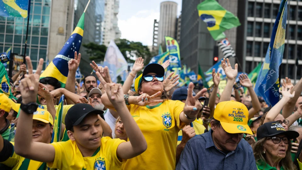 Apoiadores acompanharam o trajeto entoando cantos com bordões como “tchau, tchau, PT”.