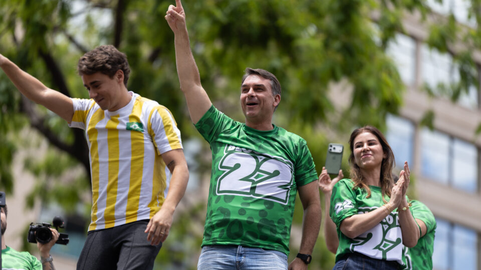 Aliados querem que Flávio Bolsonaro evite provocações gratuitas a Lula
