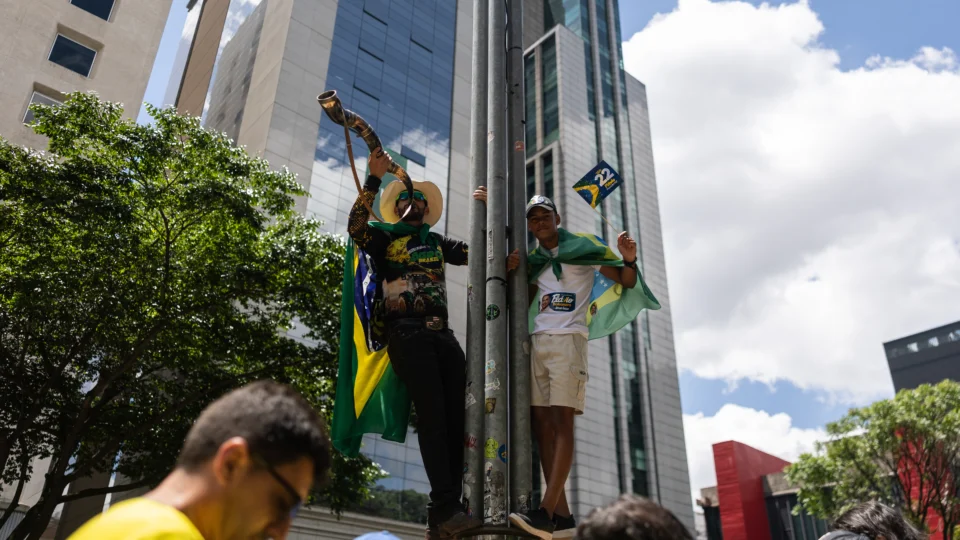 Apoiadores assistindo ao ato deste domingo (18) na Avenida Paulista.