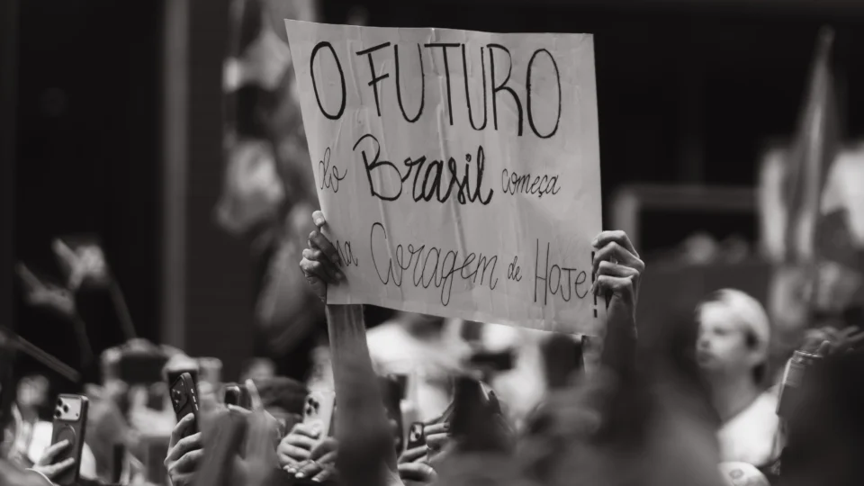 Apoiador segura cartaz "O Futuro do Brasil começa na Coragem de Hoje".