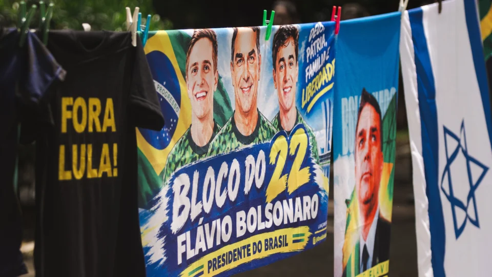 Camisetas e bandeiras vendidas durante a manifestação.