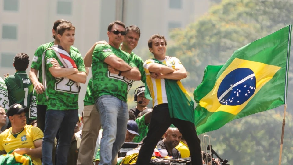 Flávio Bolsonaro (PL) foi acompanhado por nomes como Nikolas Ferreira (PL-MG), Tarcísio de Freitas (Republicanos) e Lucas Pavanato (PL-SP), eleito como deputado federal por SP com mais de 3 milhões de votos.