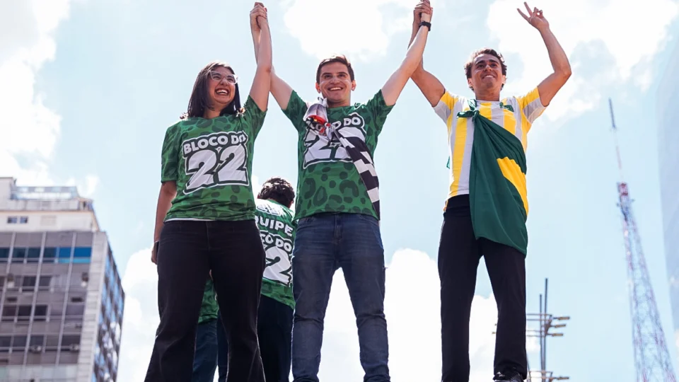 Eduarda Campopiano (PL-SP), Lucas Pavanato (PL-SP) e Nikolas Ferreira (PL-MG) também mostraram seu apoio a Flávio Bolsonaro. Eles foram os candidatos mais votados do país no primeiro turno das eleições.