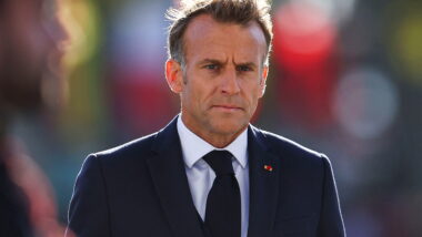 Macron promete punições após protestos violentos que deixaram mortos, feridos e prédios públicos destruídos na França.
