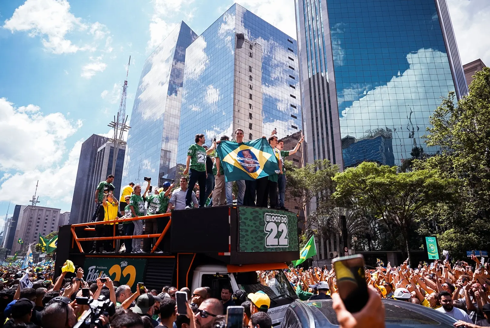 Durante o ato, Flávio Bolsonaro levantou uma bandeira com a frase "Brasil sem aborto, Brasil sem drogas".