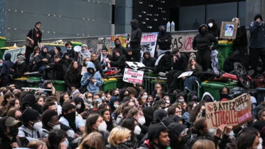 Saques a lojas e retirada de mercadorias durante protestos violentos na França.