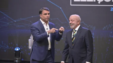 Debate da Band entre Flávio Bolsonaro e Lula.