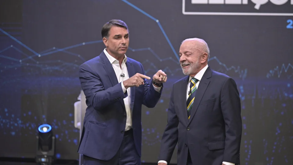 Debate da Band entre Flávio Bolsonaro e Lula.