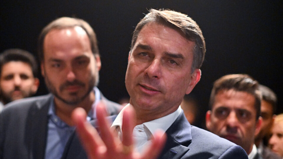 Gate isola carro de Flávio por suspeita de bomba e conclui que foi alarme falso