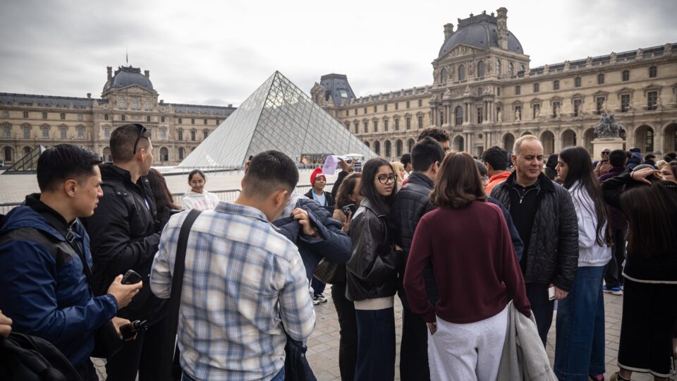 Trump diz que França precisa fechar fronteiras após protestos violentos; Louvre suspende funcionamento