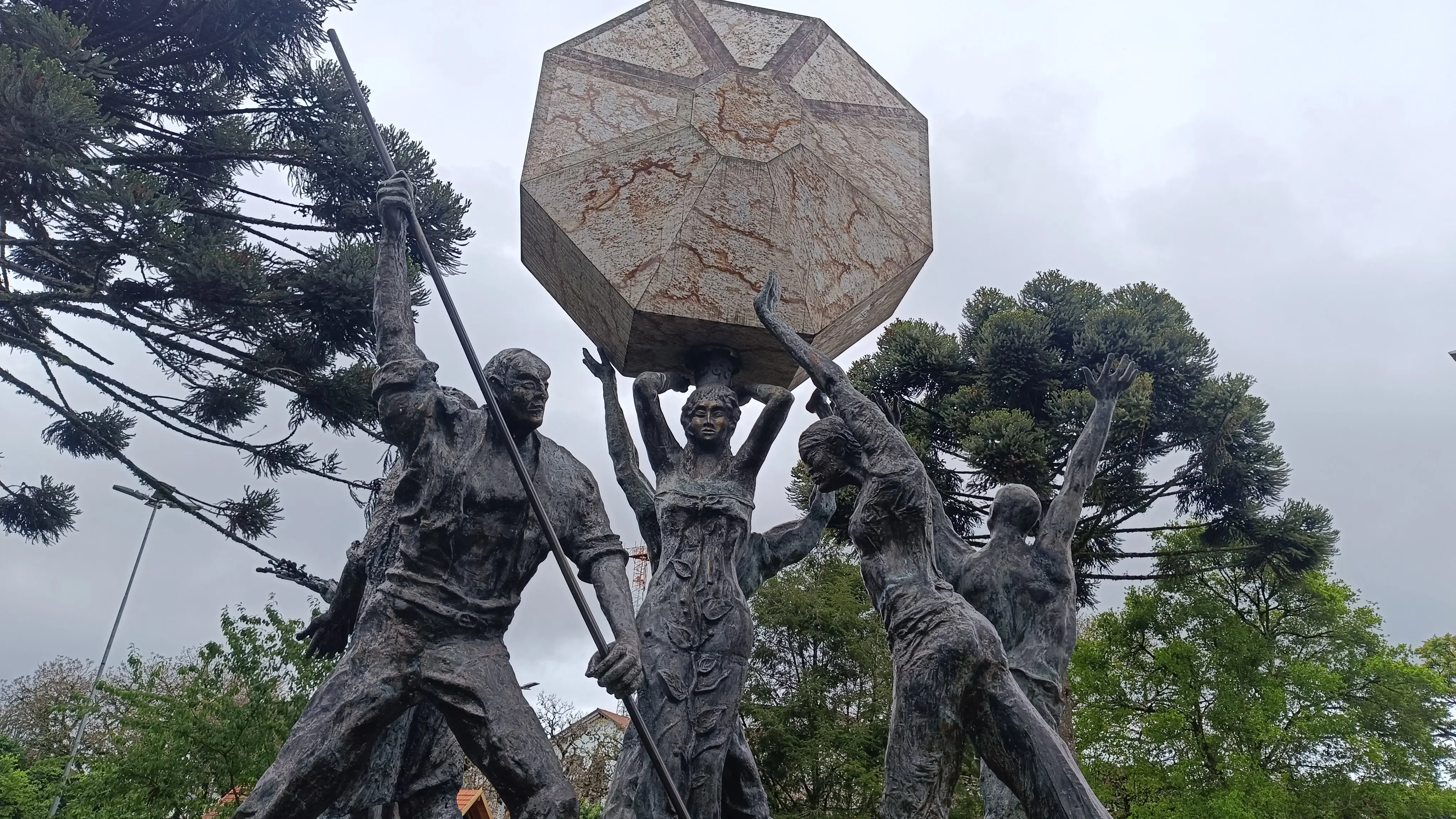 Monumento à Força Cooperativa, na Praça das Flores, em Nova Petrópolis (RS)