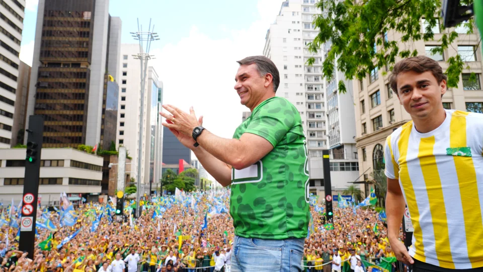 Flávio Bolsonaro durante ato na Avenida Paulista ao lado de Nikolas Ferreira