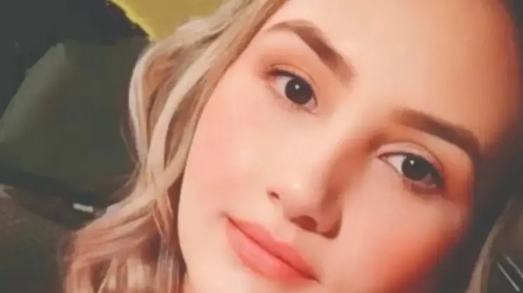 A cabeleireira Débora Rodrigues dos Santos foi condenada à pena de 14 anos por ter escrito com batom a frase “Perdeu, Mané” na estátua da Justiça, na Praça dos Três Poderes, em 8 de janeiro.