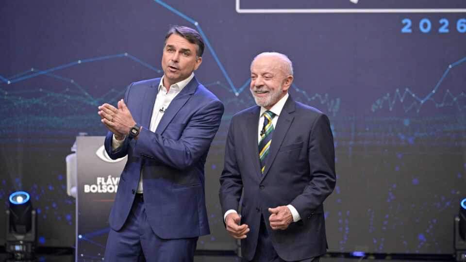 Flávio Bolsonaro se deu bem no debate com lula, mas não por mérito próprio