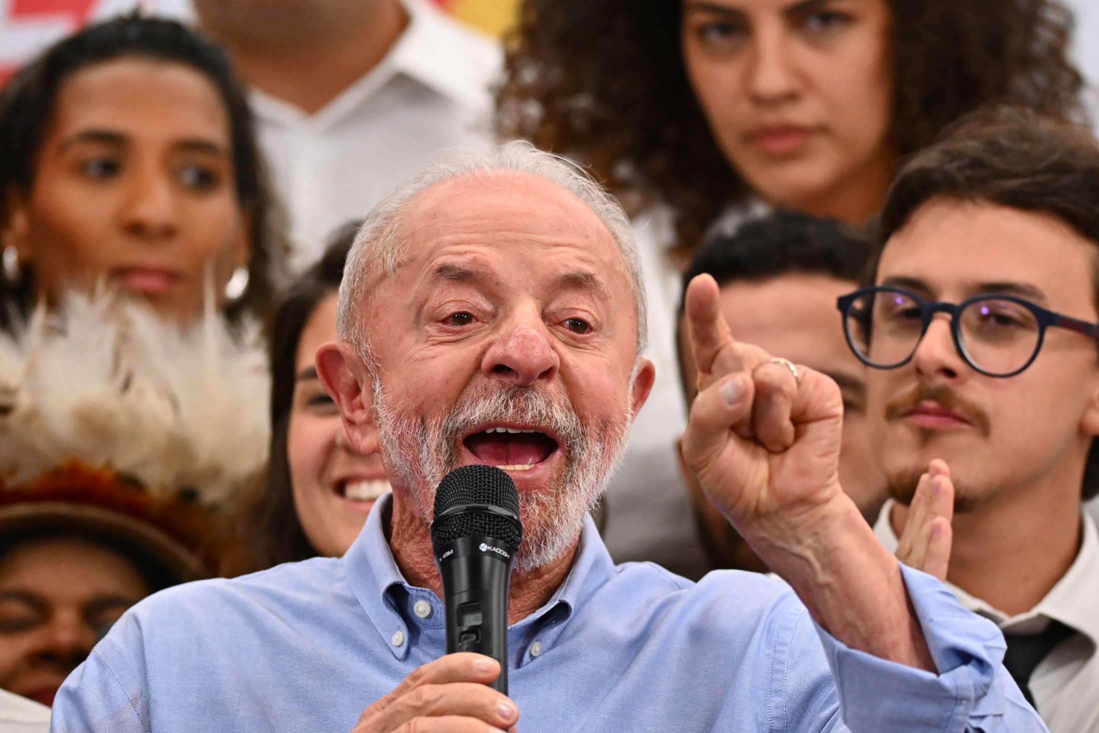 Lula anuncia autorização ao TSE para quebra de sigilos dele e dos filhos e desafia Flávio
